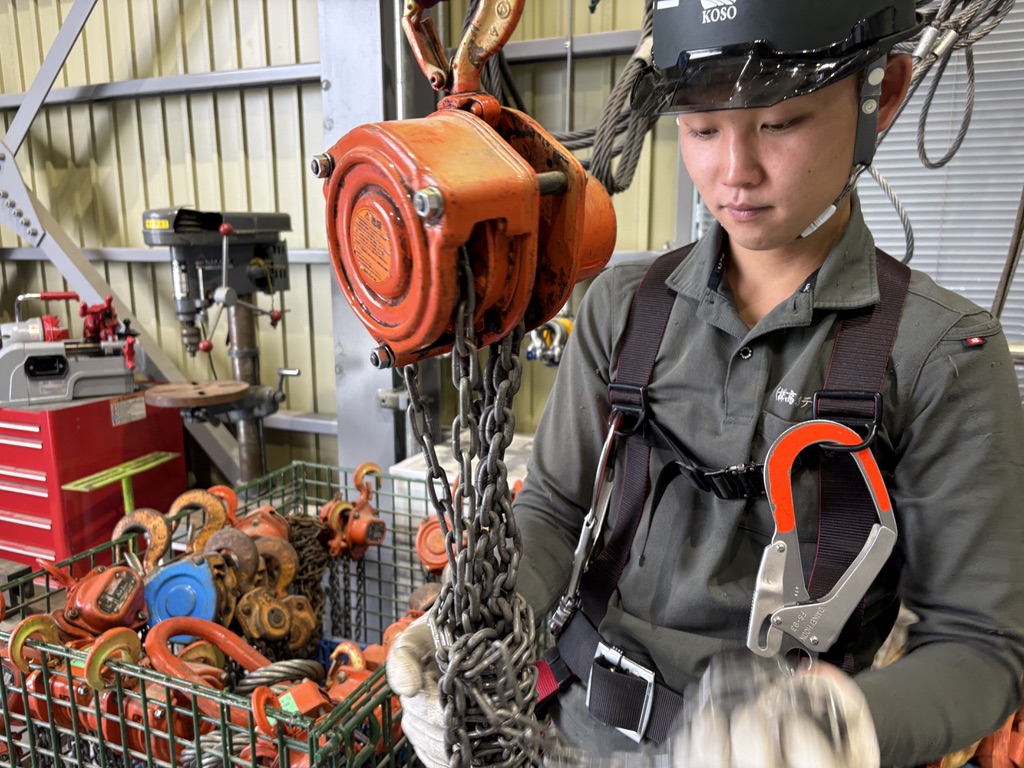 機械設備の作業に取り組む檜山さん