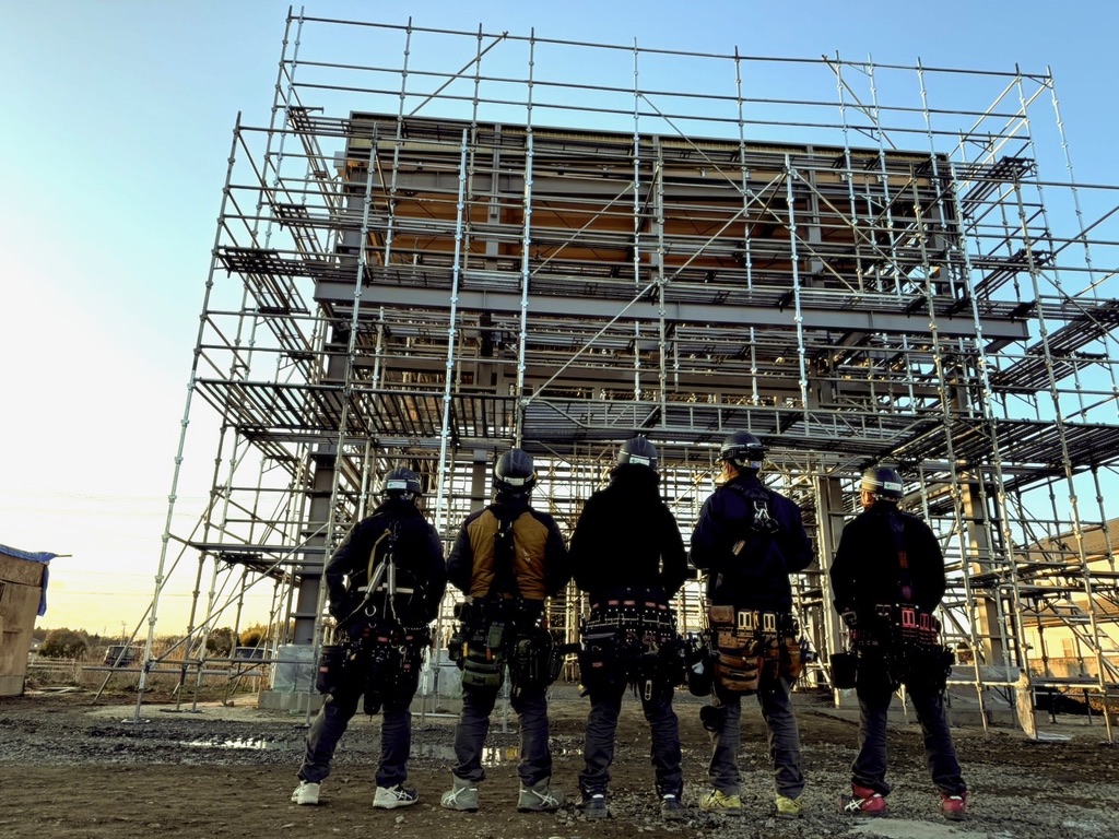 建設現場を前に並ぶ高創テクノロジーの社員