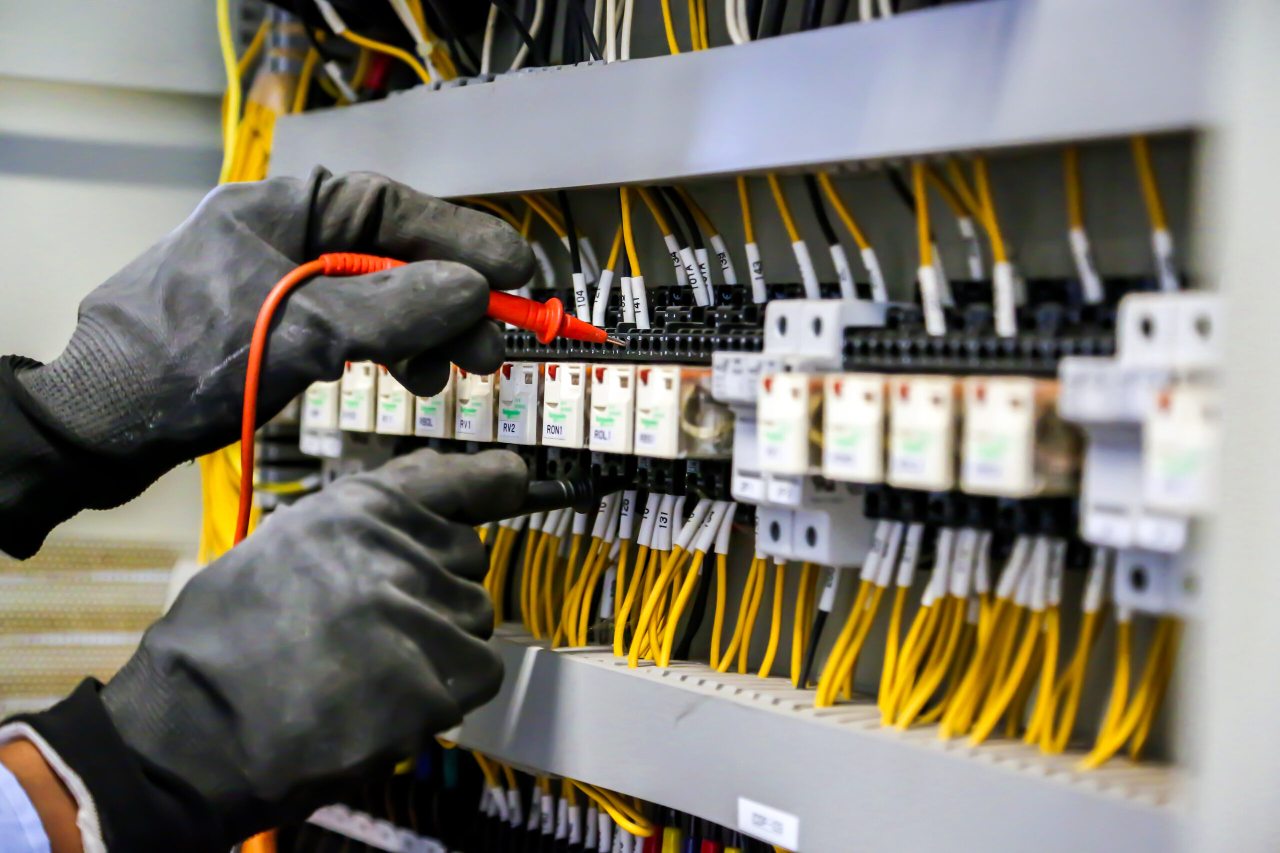 電気設備の施工や点検を行う電気工事の現場