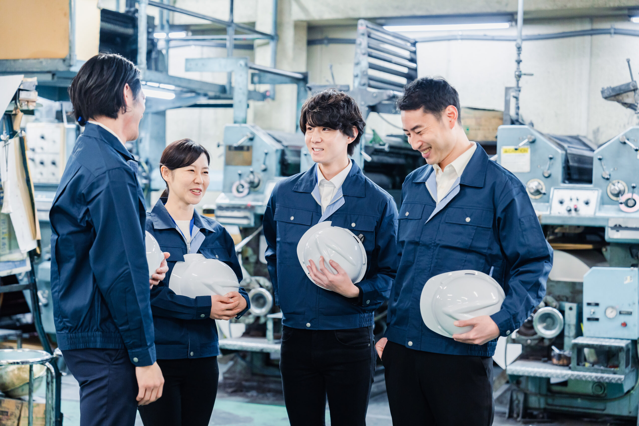 職場で会話をする高創テクノロジーの社員をイメージした写真
