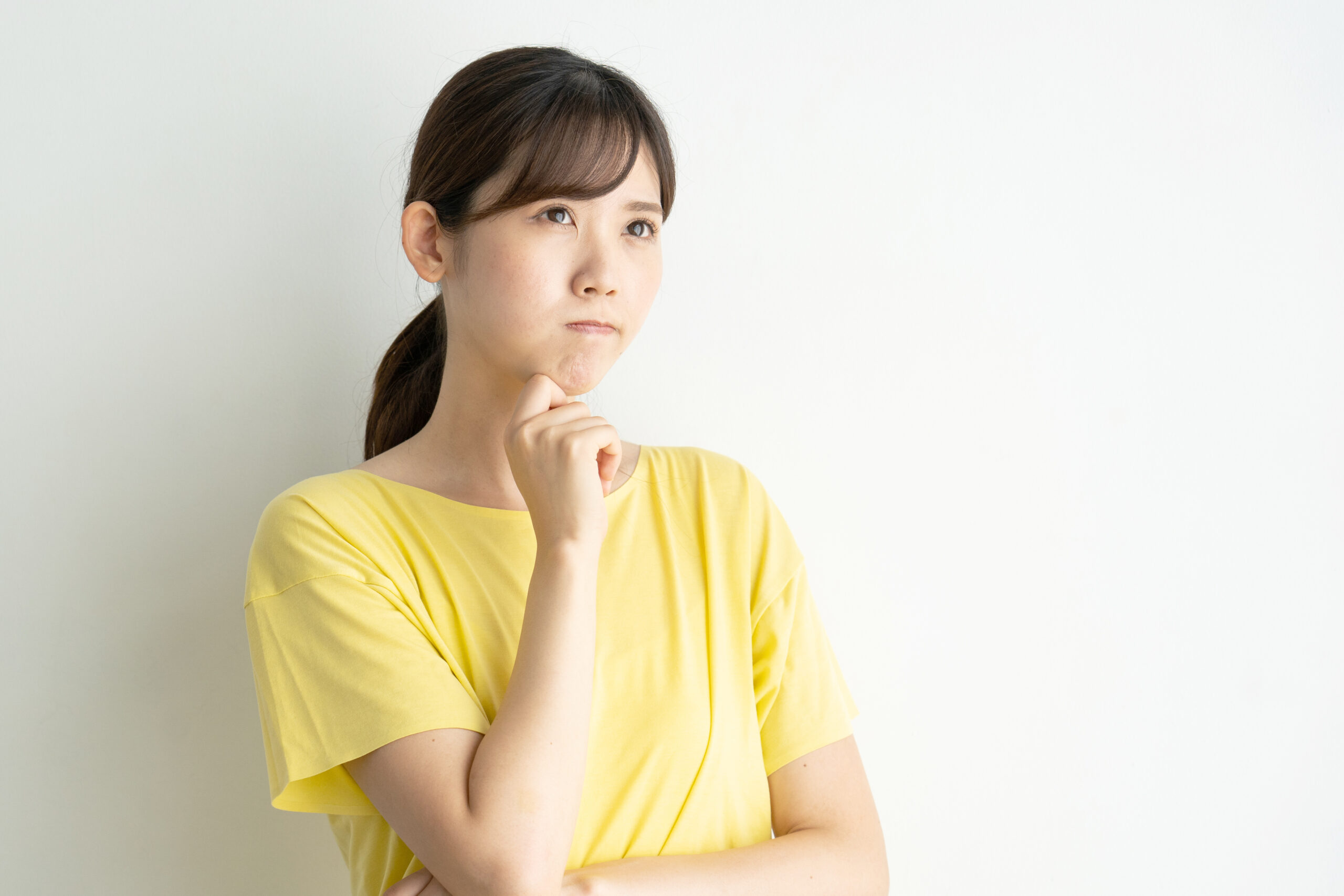 給湯設備について悩む女性